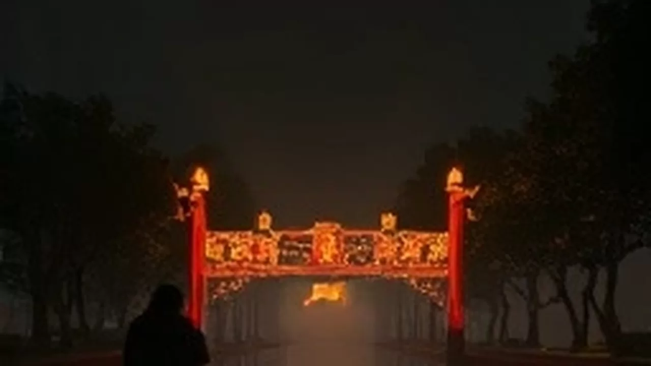 清晨街道上骑行者的纪实短片首屏主视觉画面